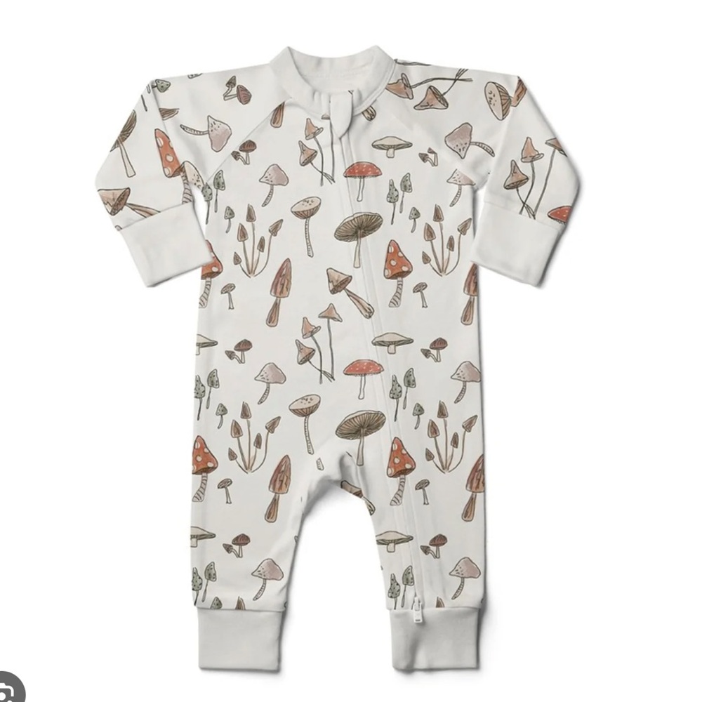 Never worn Newborn Goumi outfit in Toadstool